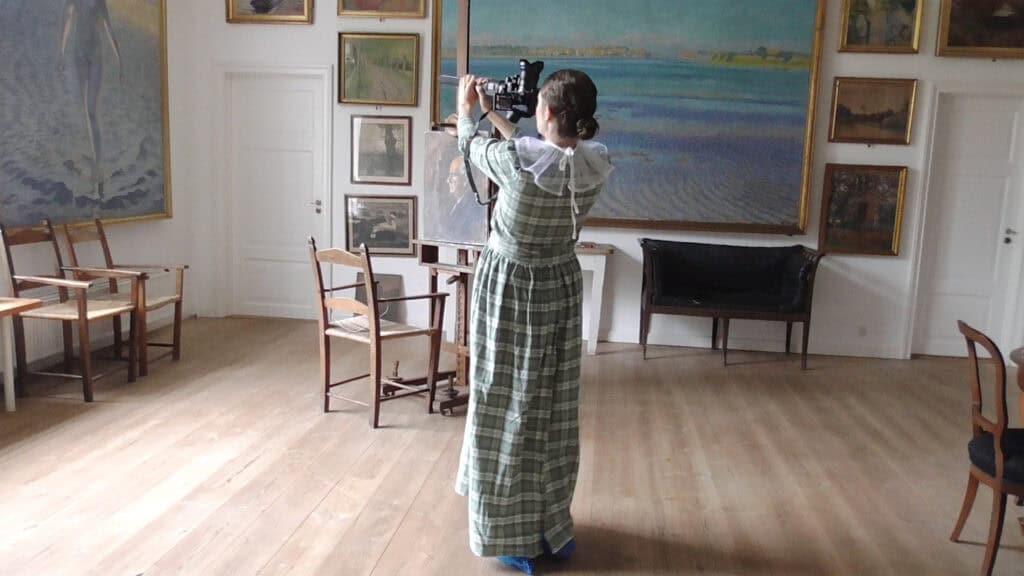 Marie Flarup Kristensen, stillbillede fra videoværket Alhed, kære Alhed. 2026. Filmet af Matilde Søes Rasmussen & Marie Flarup