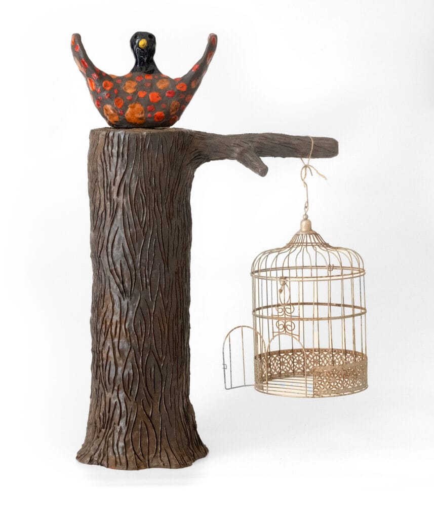 Peter Larsen, Befriet fugl. 2025. Glaseret stentøj, metal. Foto Jan Rasmussen 57cm x45cm x20cm